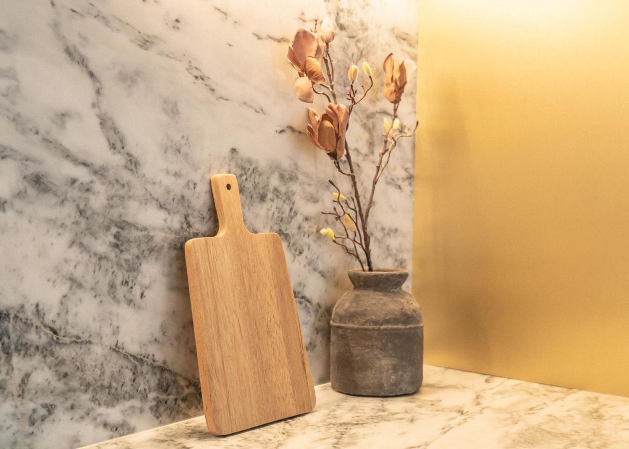 Village Aparthotel By Boa OOporto Exteriör bild A cutting board