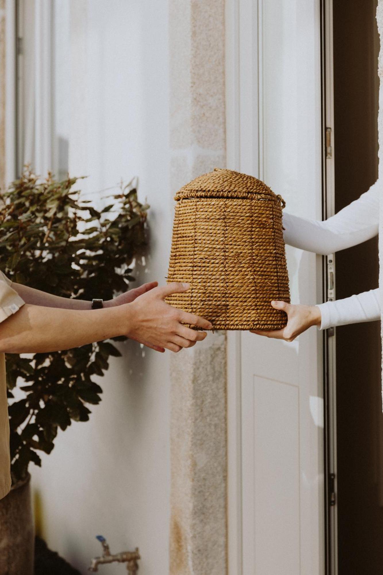 Village Aparthotel By Boa OOporto Exteriör bild A beekeeper delivers a package of honey to a customer