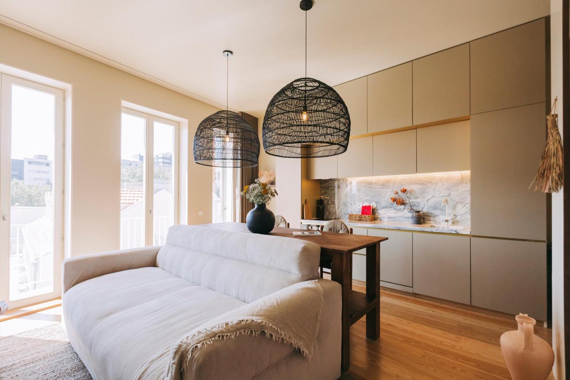 Village Aparthotel By Boa OOporto Rum bild A living room with a kitchen in the background