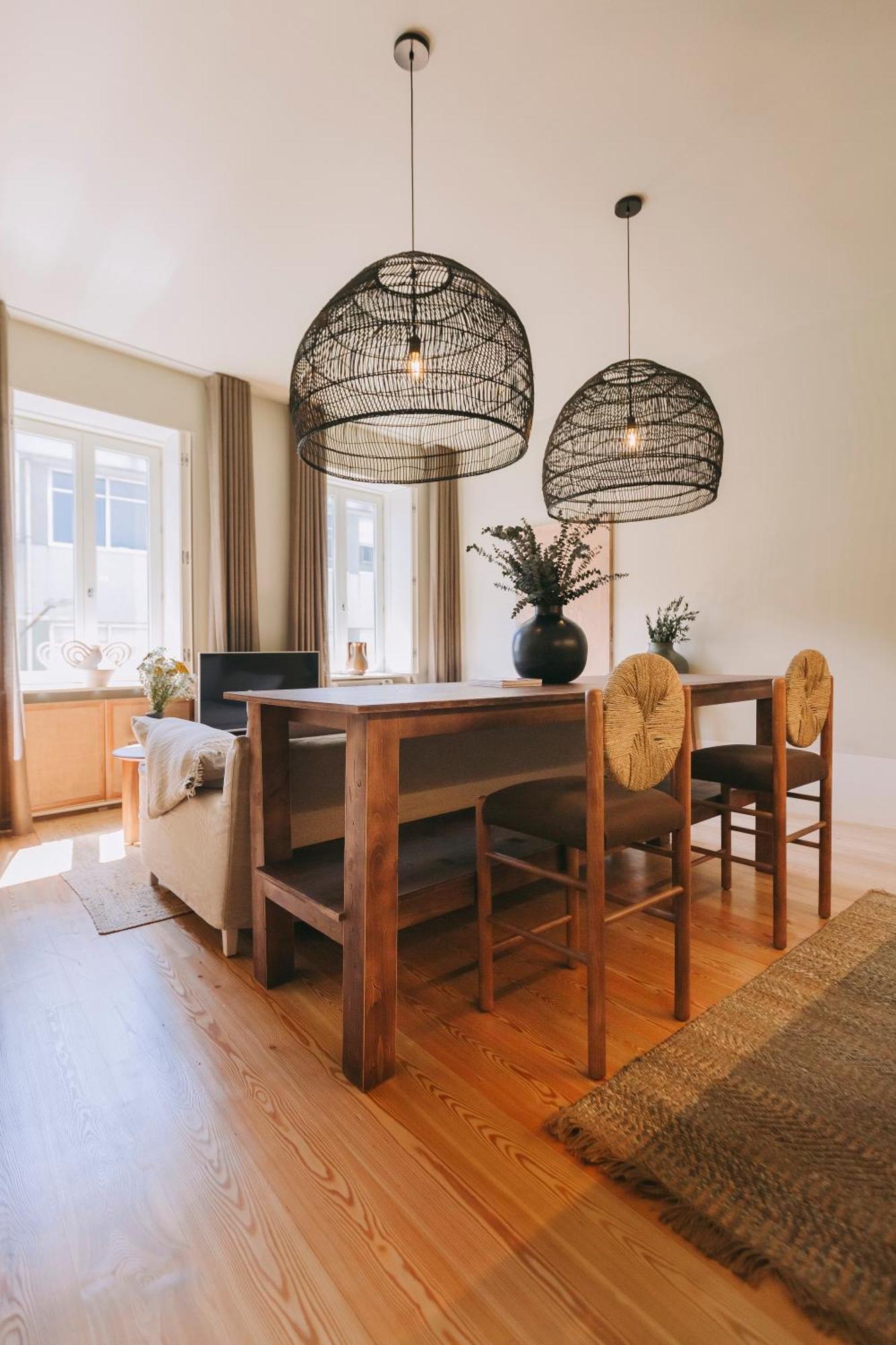 Village Aparthotel By Boa OOporto Rum bild A dining room with a table and chairs