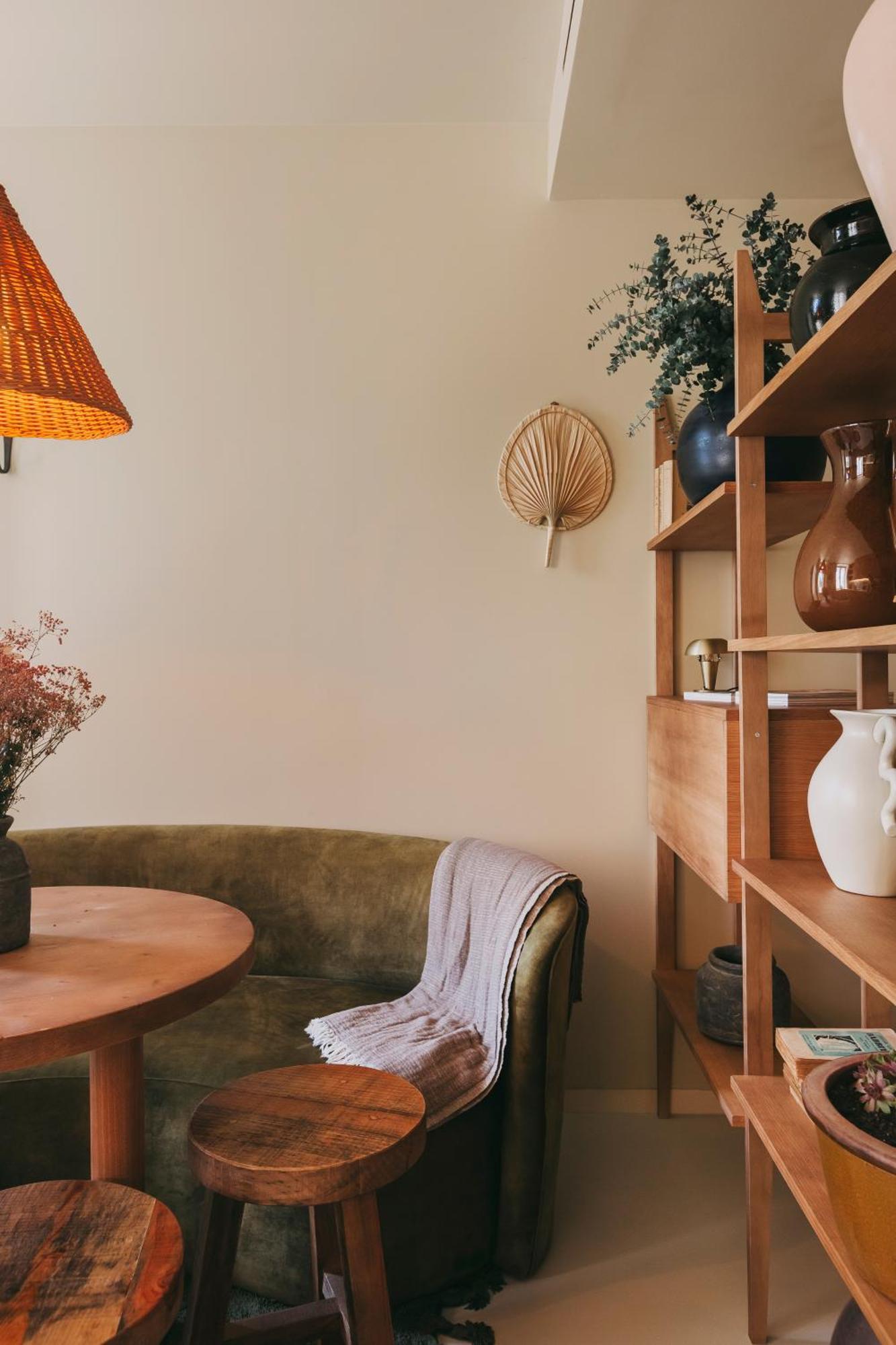 Village Aparthotel By Boa OOporto Rum bild A living room with a sofa, a table, a shelf and a lamp